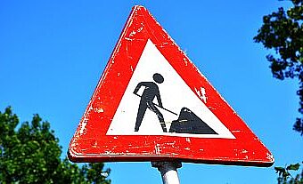 Foto van een verkeersbord dat aangeeft dat er wegwerkzaamheden zijn.