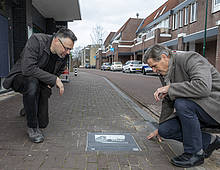 Op de foto staan wethouder Cors Zijlmans en Ranko Hamelink van de Heemkundekring staan bij fototegel nummer 3.