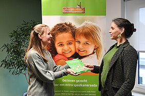 Debora van Beek (l) in gesprek met Wethouder Kunst (r) Debora van Beek (l) in gesprek met Wethouder Kunst (r)
