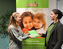 Debora van Beek (l) in gesprek met Wethouder Kunst (r)